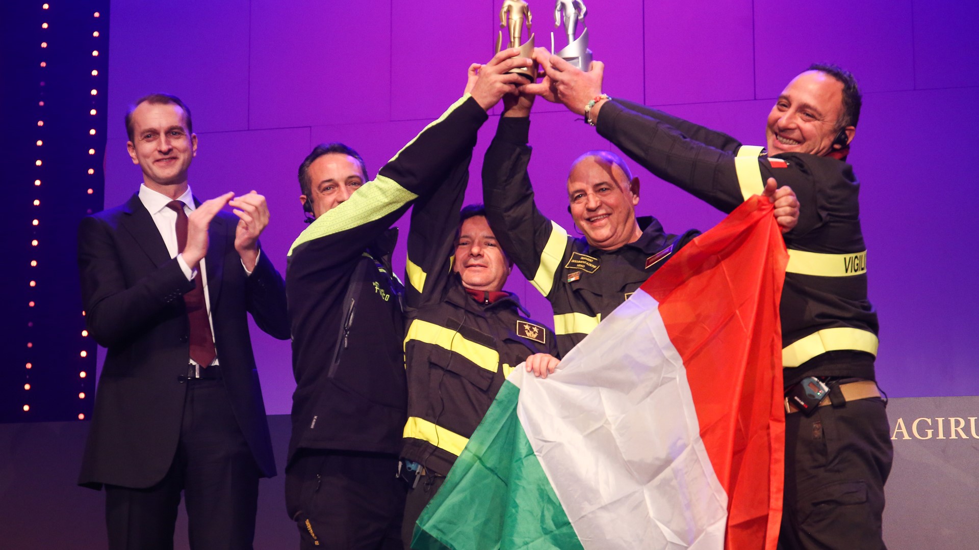 Marc Diening, CEO of Magirus (far left), with the Firefighting Team of the Year 2016