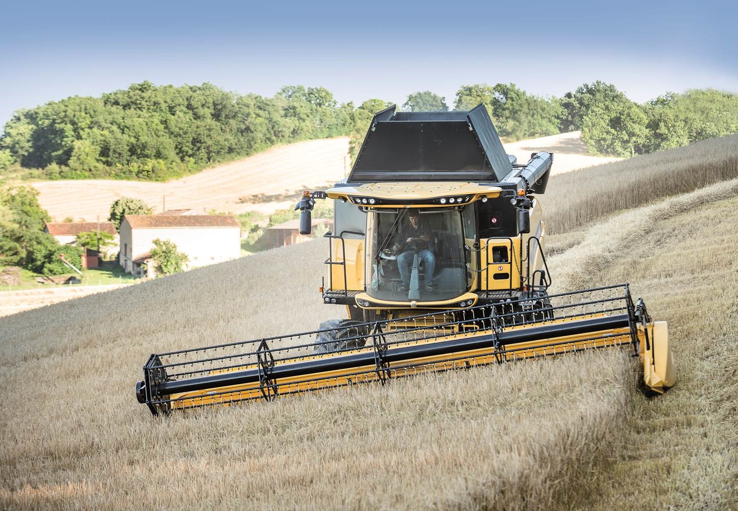 The CX and CR Everest models compensate lateral slopes of up to 20% to maintain a perfect horizontality of the combine