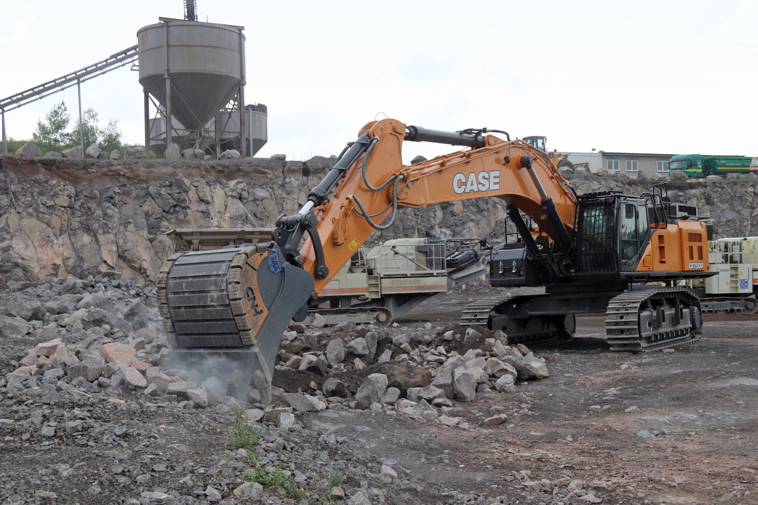The CX750D delivers reliably massive productivity in Basalt quarries in Germany