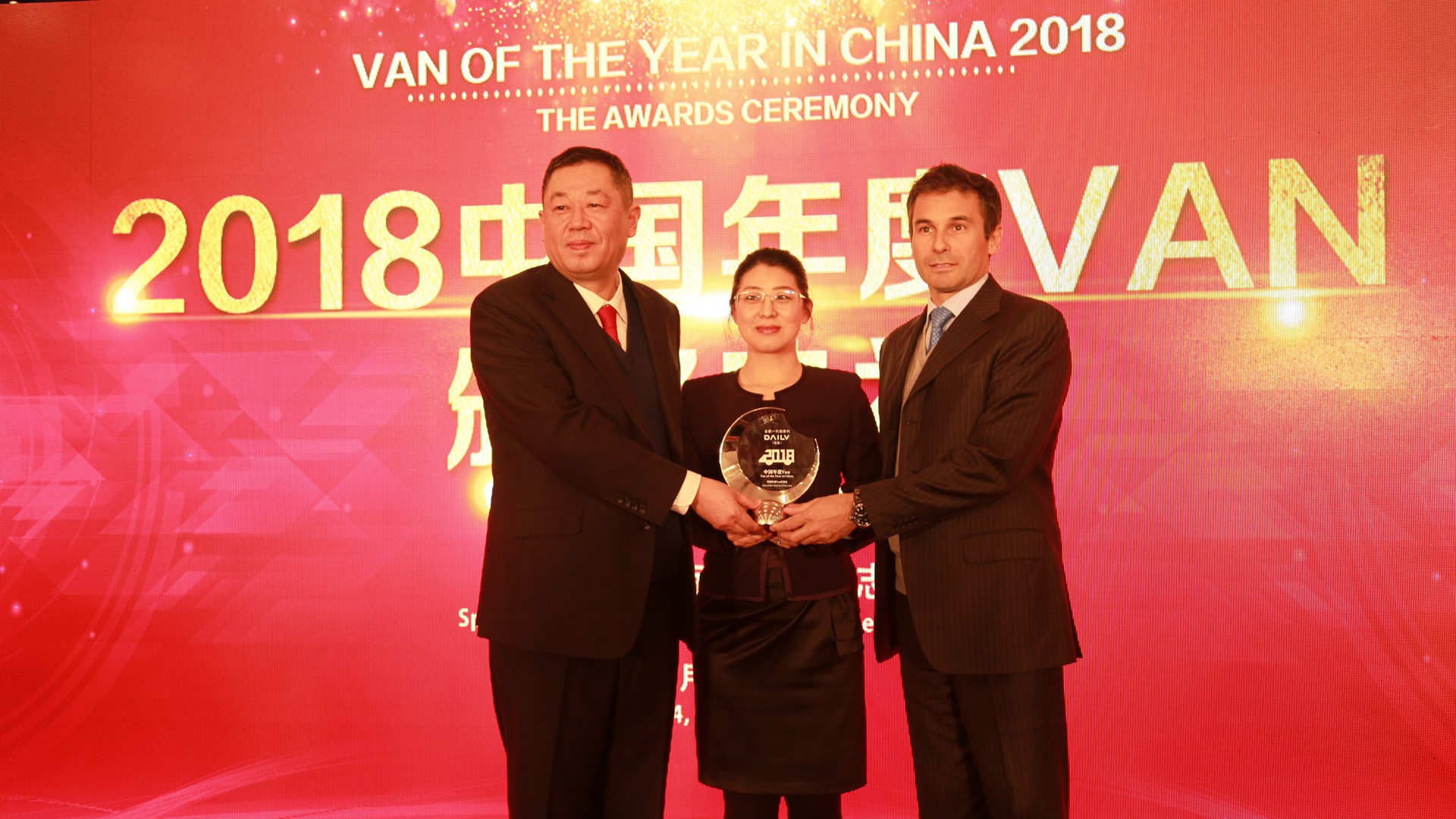 Ms. Yu Jing, Chairwoman of the VOY China jury (center) with Federico Bullo Vice President IVECO APAC (right)