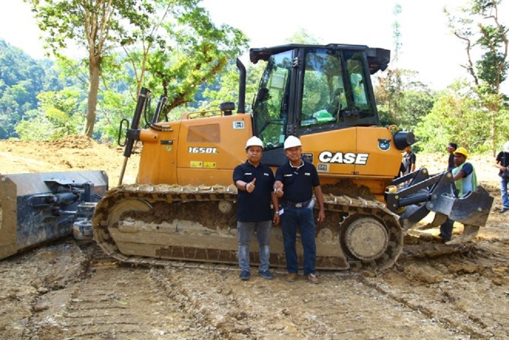 CASE Construction Equipment gives hands-on training about crawler dozers in South East Asia