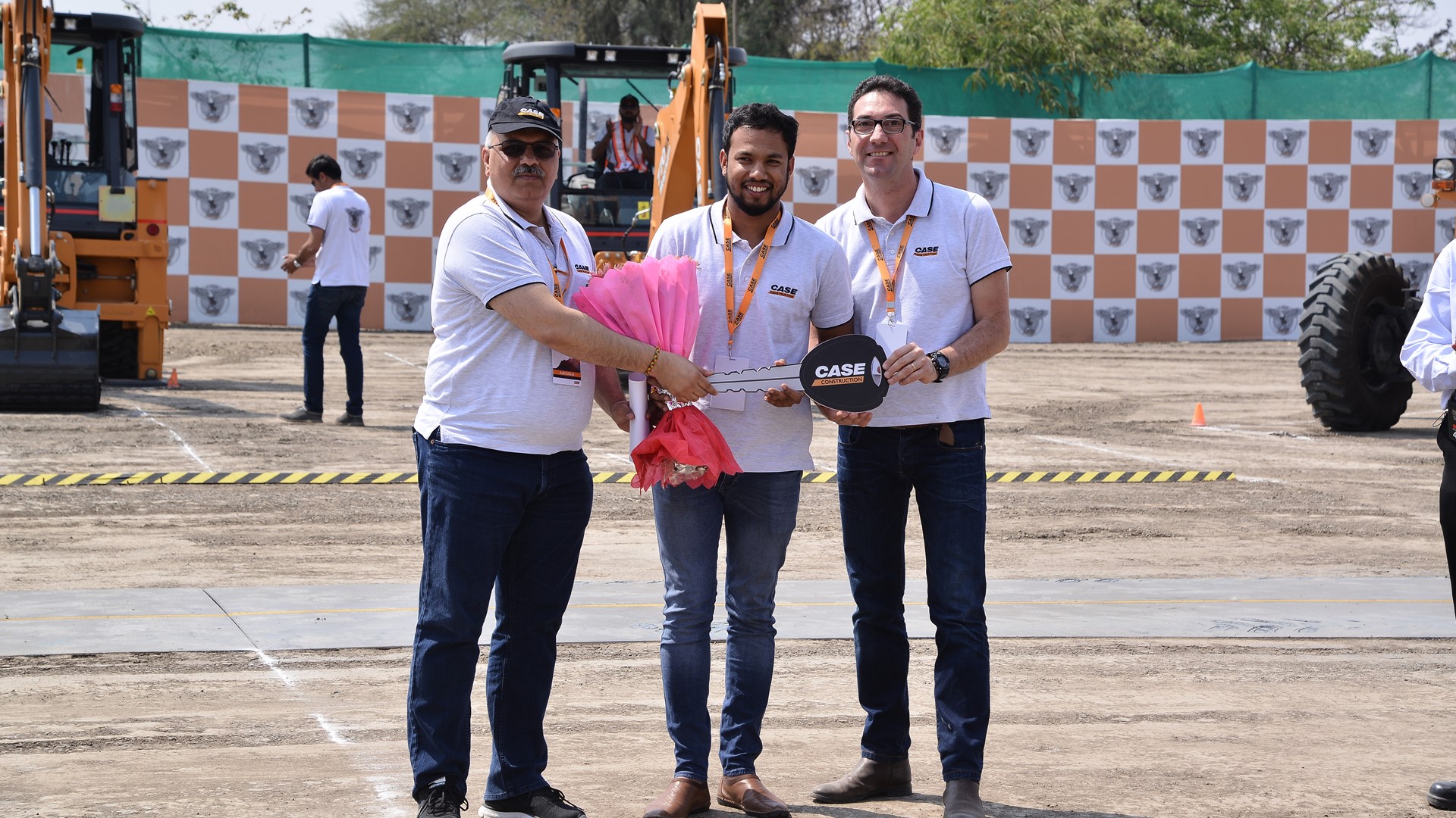 Handover of the 5,000th CASE Vibratory Tandem Compactor in India