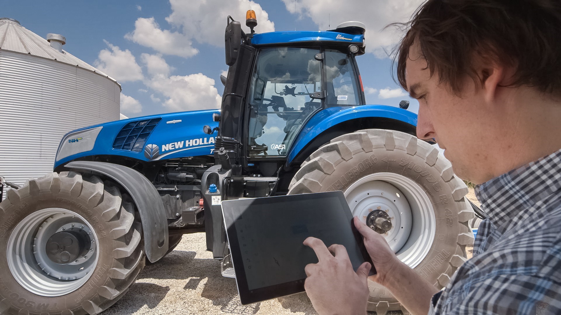 The portable tablet interface enables the user to start the machine and send it on its task autonomously
