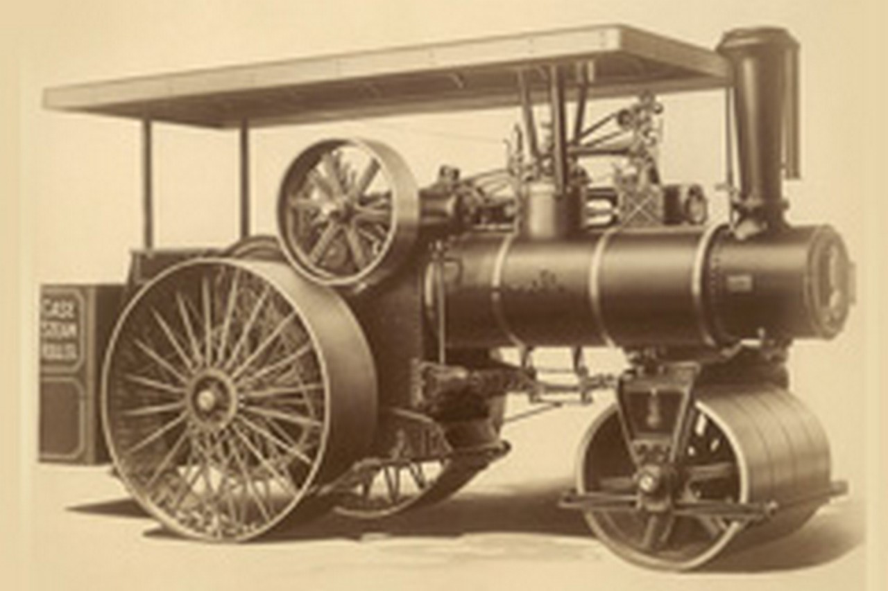 1912年，凯斯推出完整的公路工程产品线，包括平地机