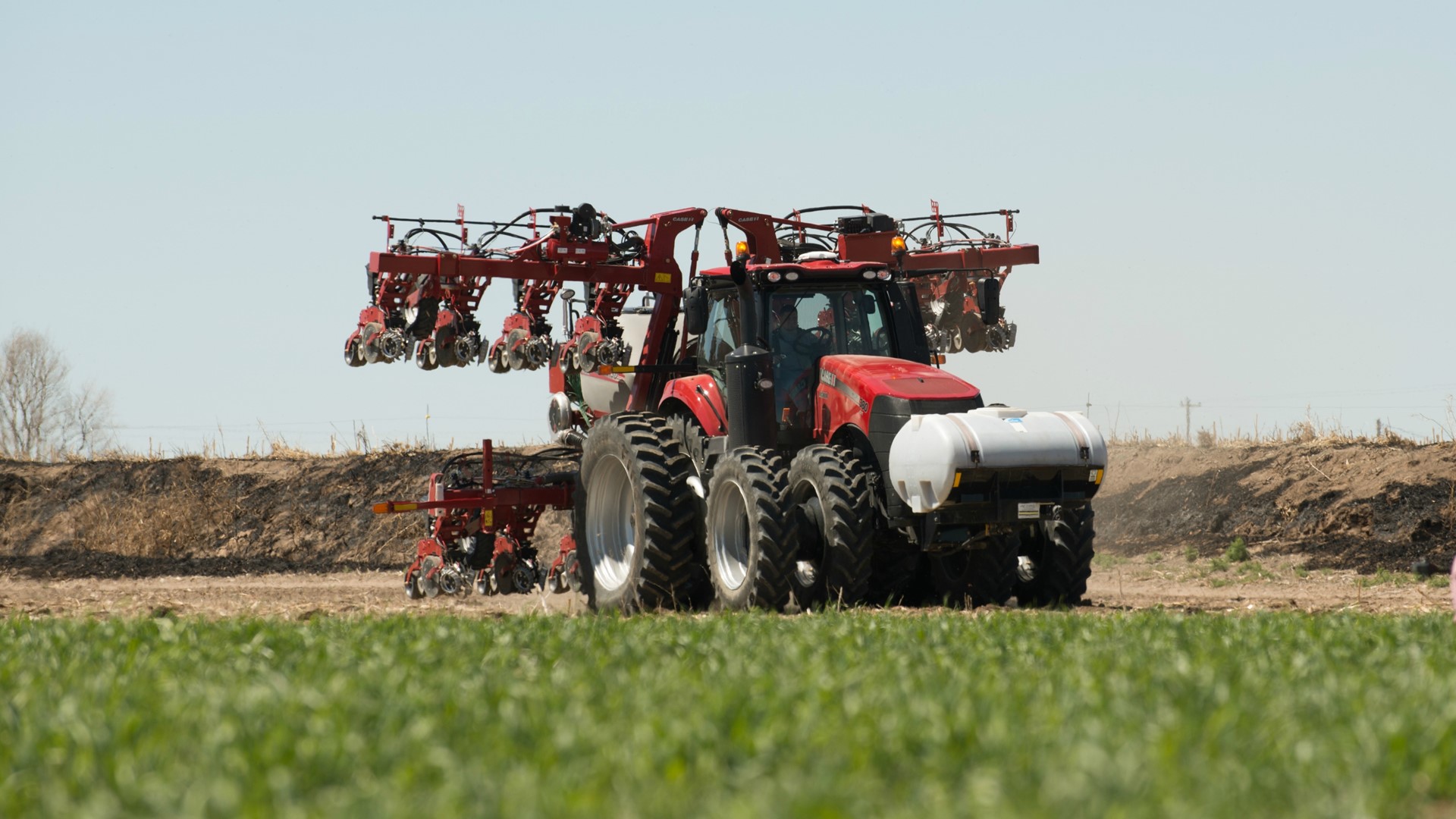 The 2130 Early Riser stack-fold planter is customizable to meet the needs of specialty operations.