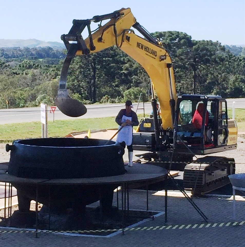 Escavadeira E245C EVO preparou a feijoada no Paraná Foto: José Basílio Salomão