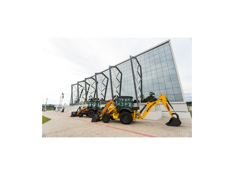 Retroescavadeiras CASE Construction Equipment e New Holland Construction em frente ao Instituto Senai de Inovação