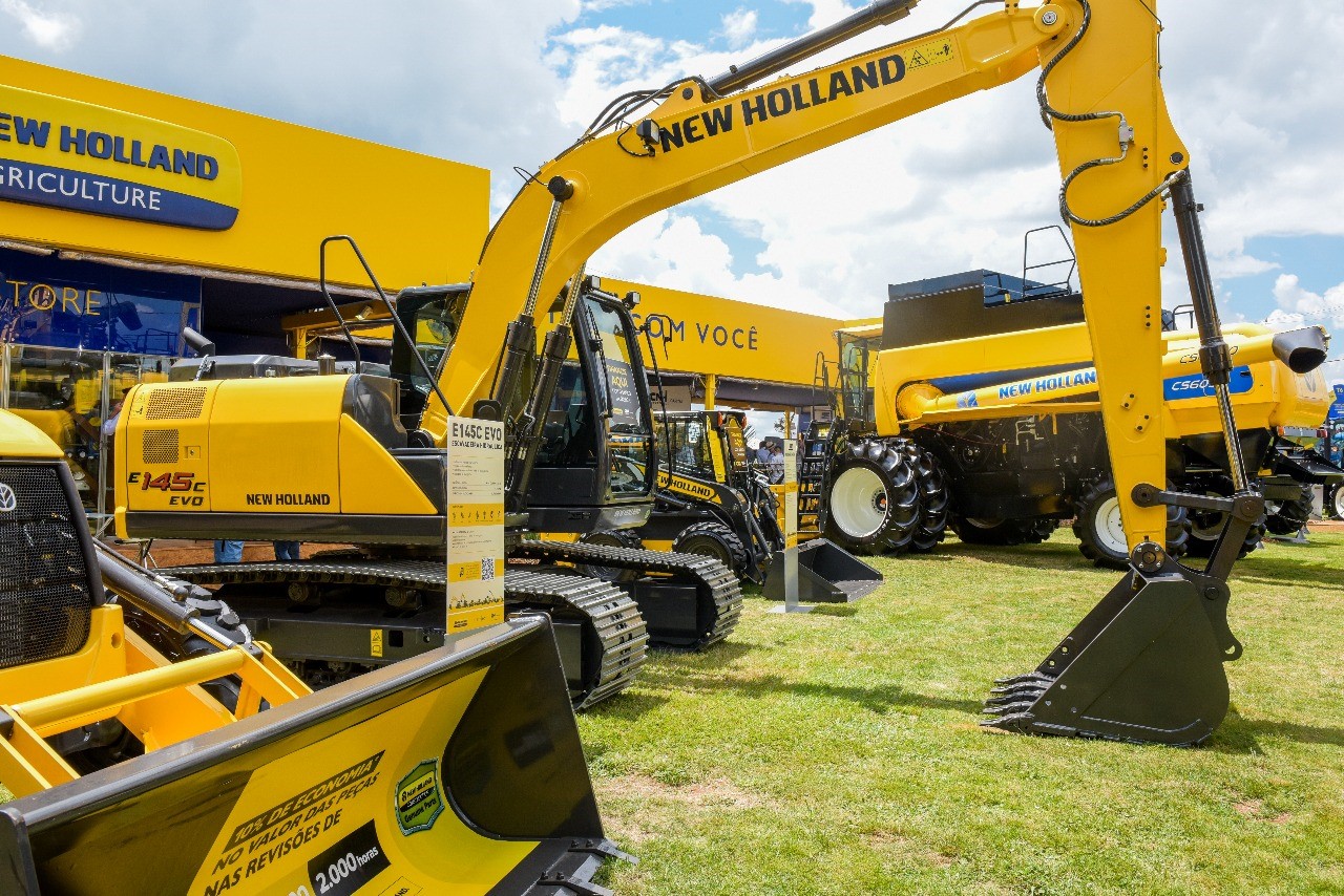 Máquinas da New Holland Construction tem ampla aplicação no campo Fotos: Josi Galvani