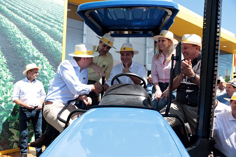 Diretor da New Holland cumprimenta governador do Paraná em cima de trator TL entregue a produtor rural. Foto: Eron Zeni.