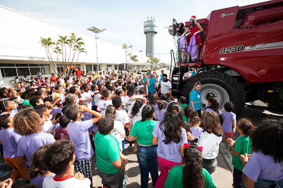 Papai Noel chega em cima de uma colheitadeira da Case IH