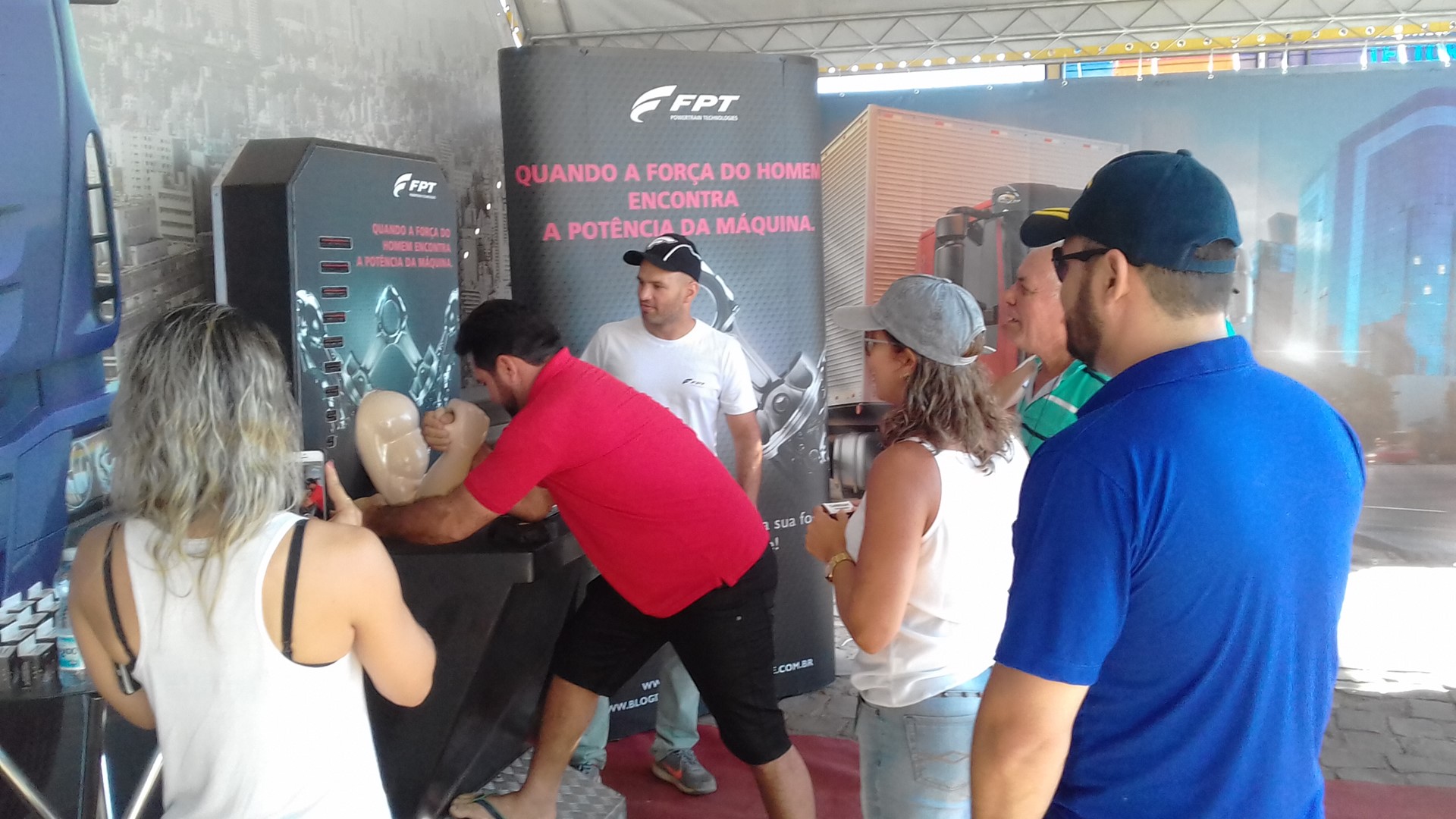 FPT Industrial celebra parceria com caminhoneiros em Itajaí (SC)