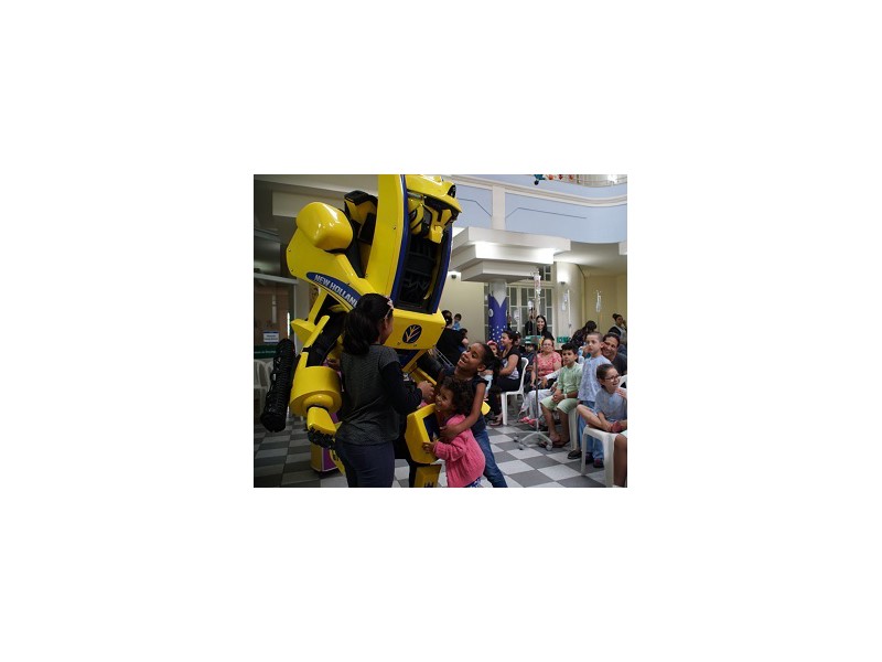 Robô da New Holland alegrou o dia das crianças no Pequeno Príncipe. Cred.: Ivan Rasera