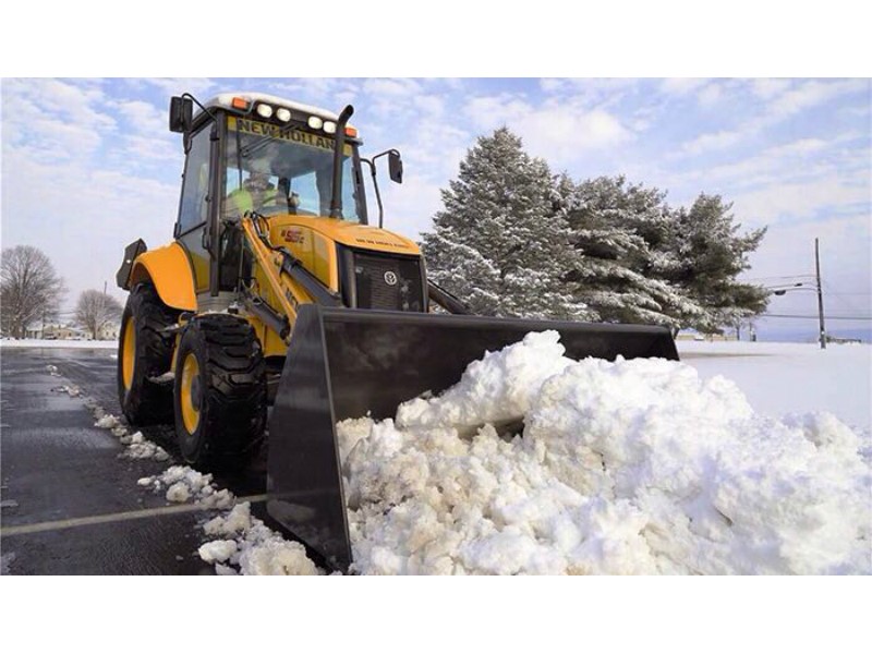 Motoniveladoras, minicarregadeiras e retroescavadeiras (foto) da New Holland trabalharam fortemente na nevasca