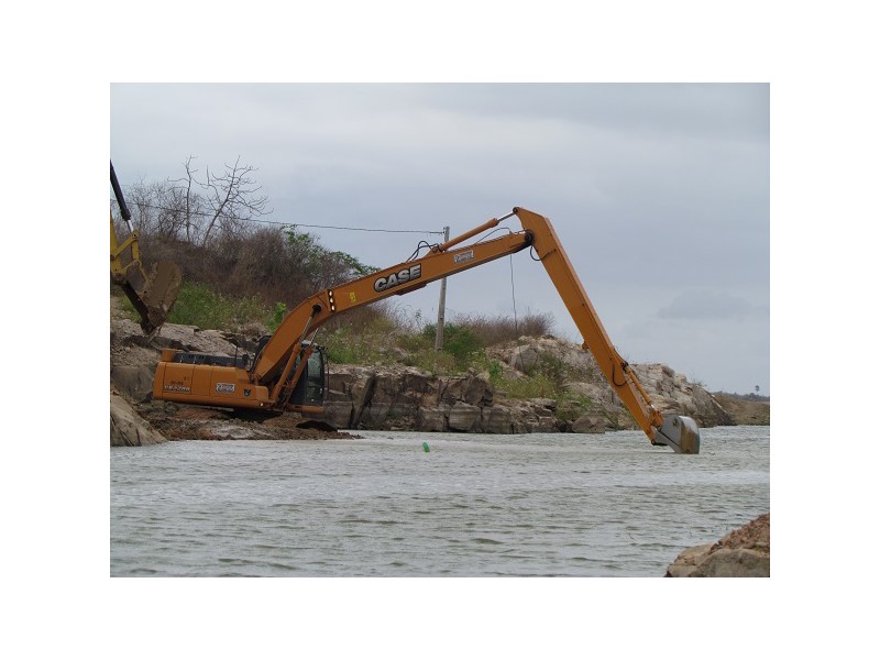 Escavadeira hidráulica CASE CX220B com braço alongado, de doze metros  Foto: Arquivo Fornecedora Máquinas