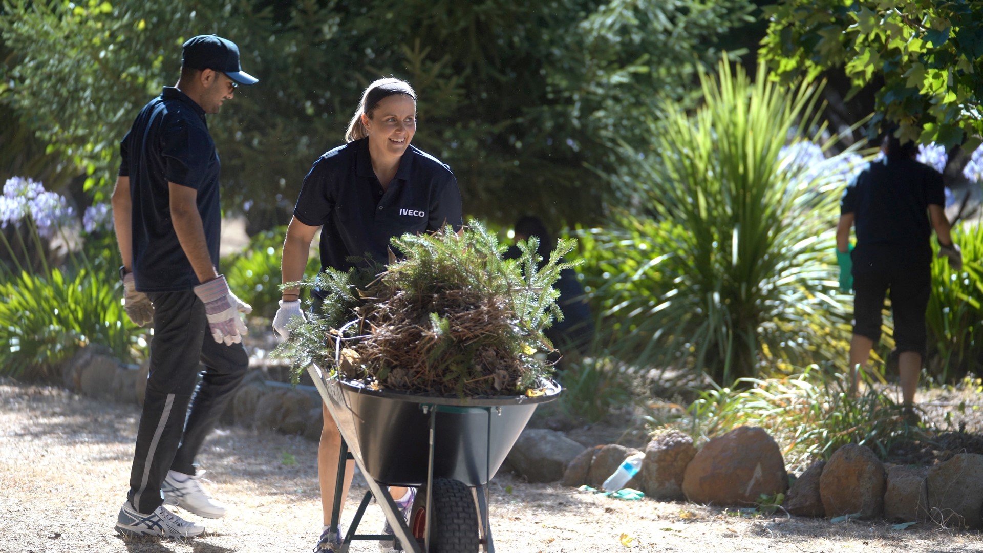 IVECO employees volunteering their time at the One Voice project in Australia
