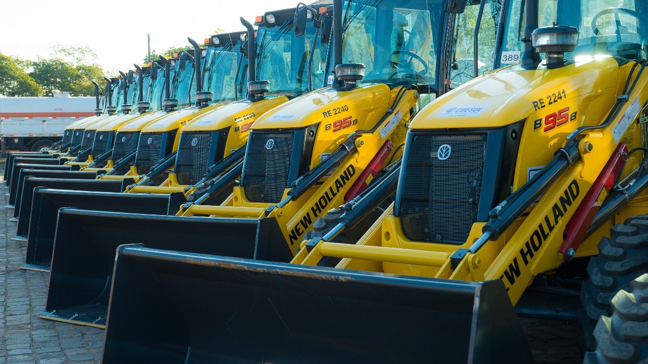 Coesul renova frota com dez retroescavadeiras New Holland Construction B95B