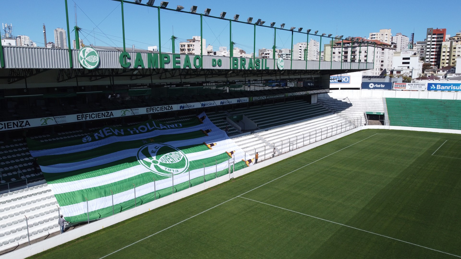 New Holland presenteia torcida do Juventude com novo bandeirão