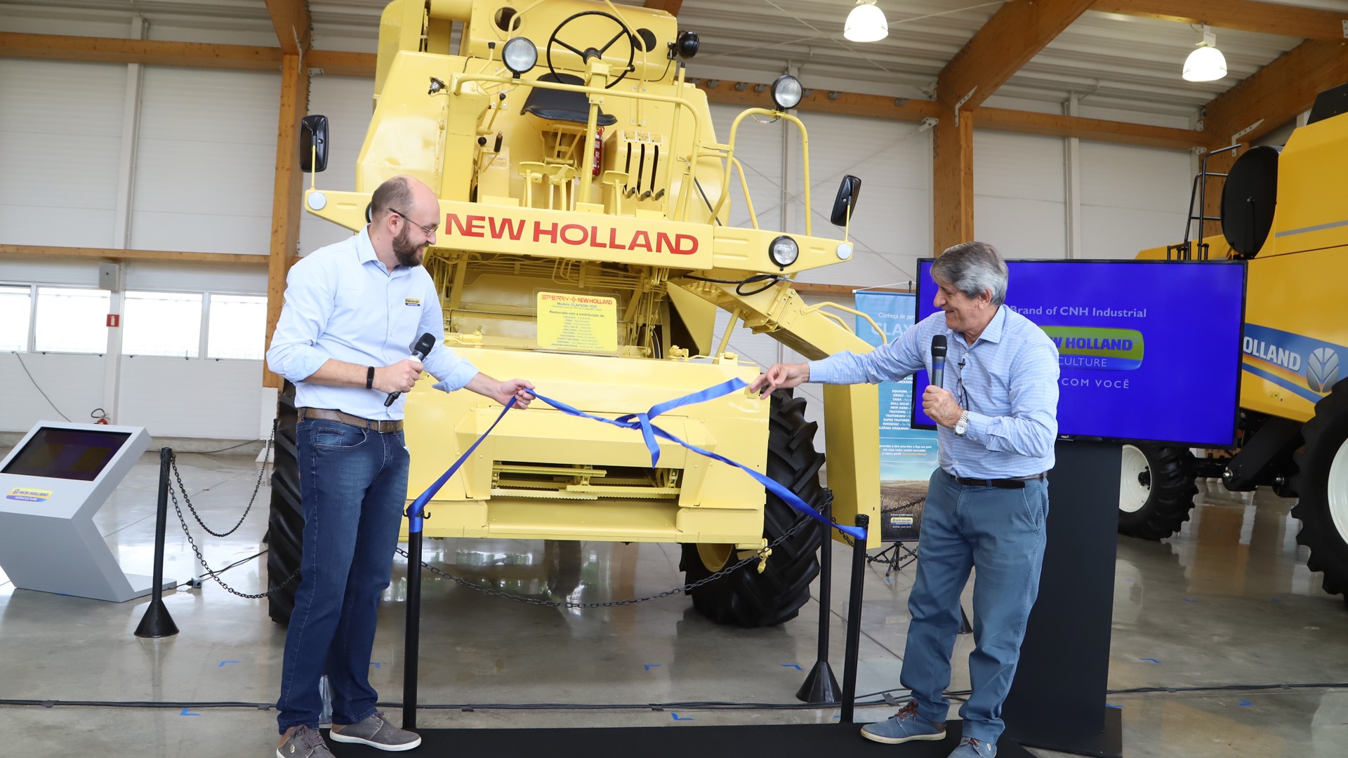 Para celebrar seus 46 anos de Brasil, New Holland restaura modelo da primeira colheitadeira produzida no país