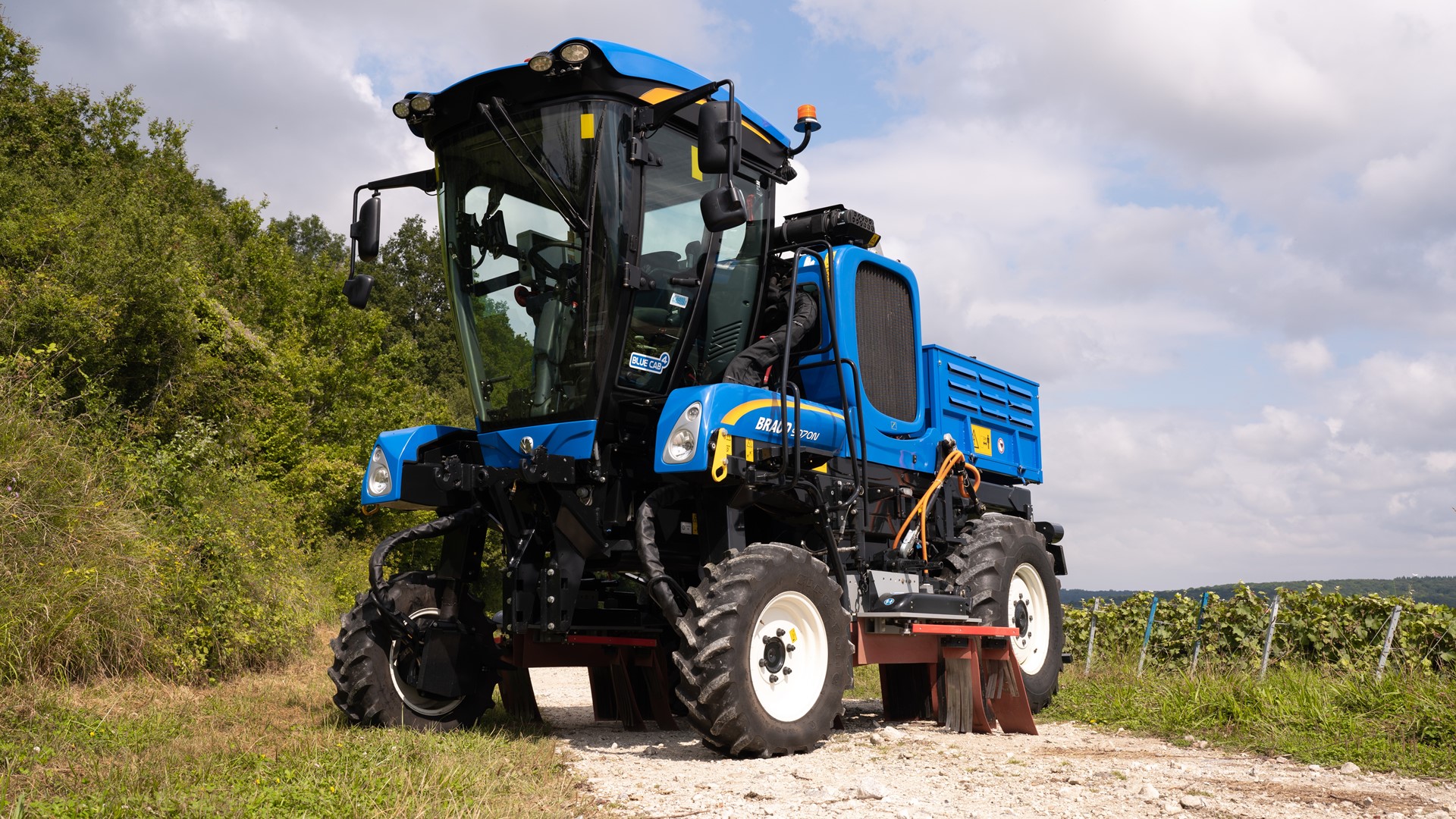 New Holland & AGXTEND present the XPower XPN concept, an electric weeding solution for narrow vineyards.