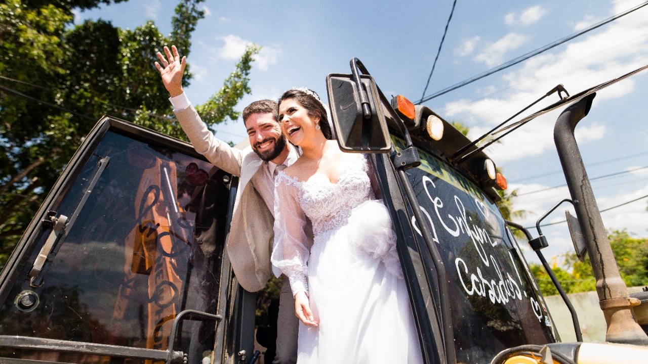 Cliente celebra casamento com retroescavadeira New Holland B110B