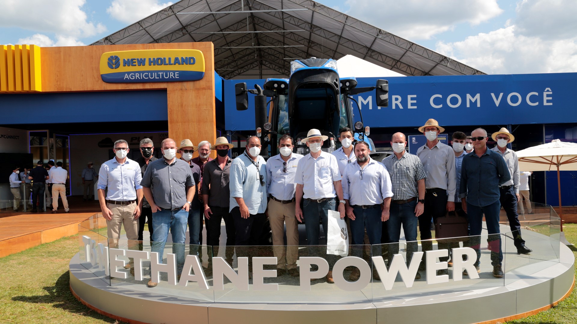 Trator biometano da New Holland é lançado no Show Rural com presença do secretário de Agricultura do PR