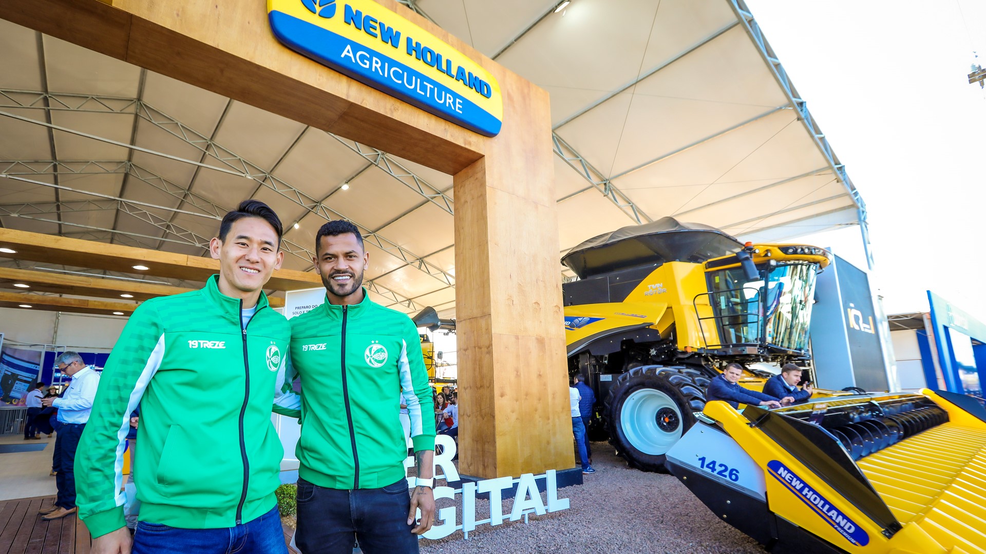 Jogadores do Juventude visitam estande da New Holland na Expointer