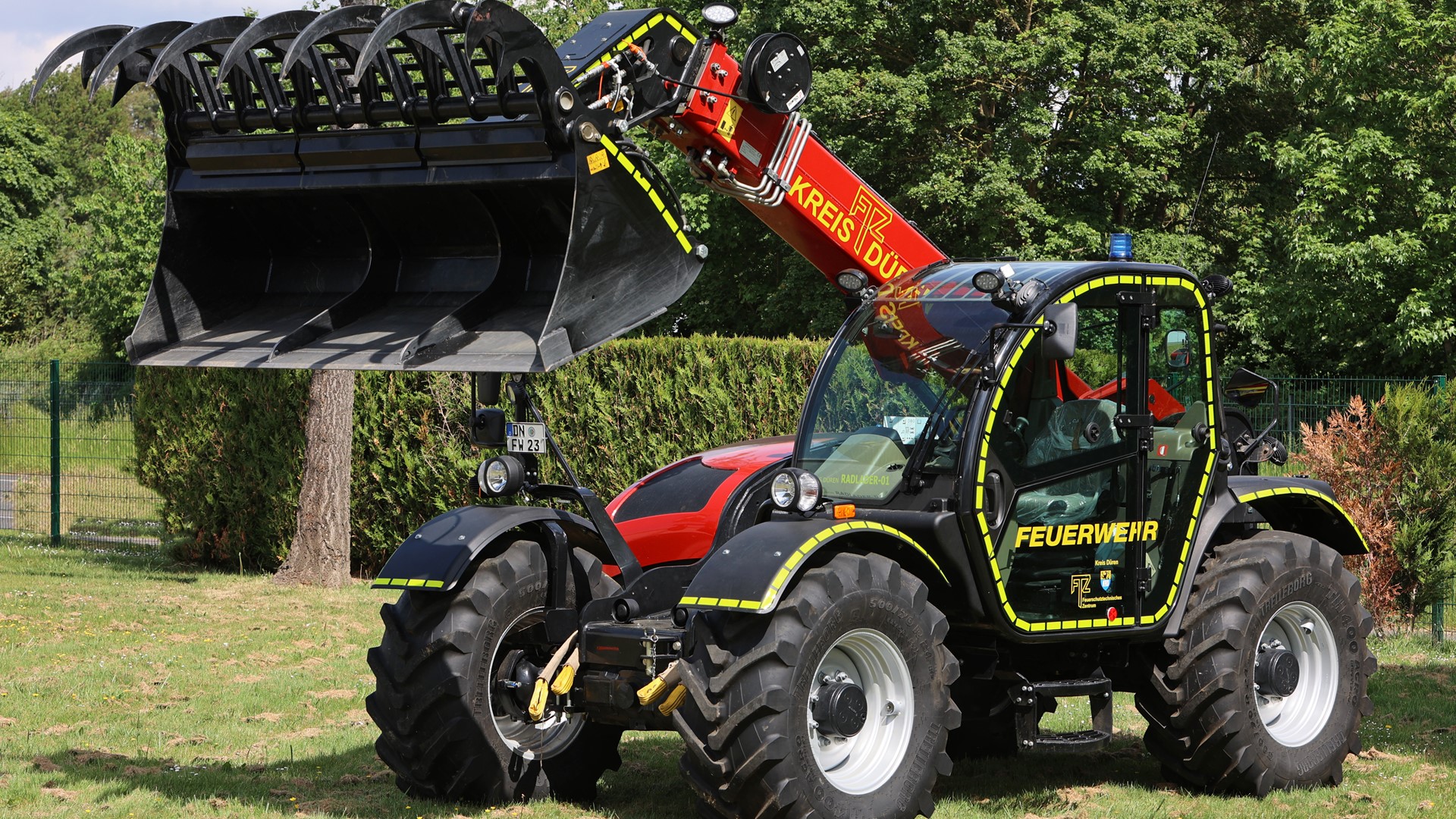 CASE IH_Farmlift for Firefighters_1_photo credit_Kreisfeuerwehrverband Düren