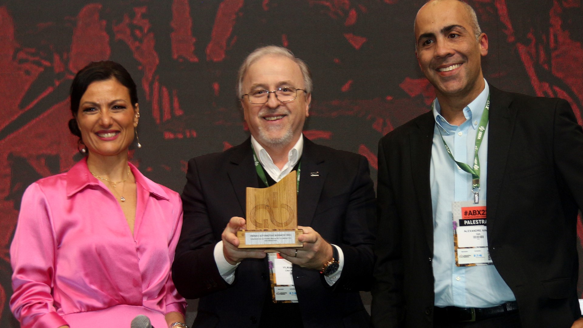 Vilmar Fistarol recebe o Prêmio AB 2022 em nome da CNH Industrial