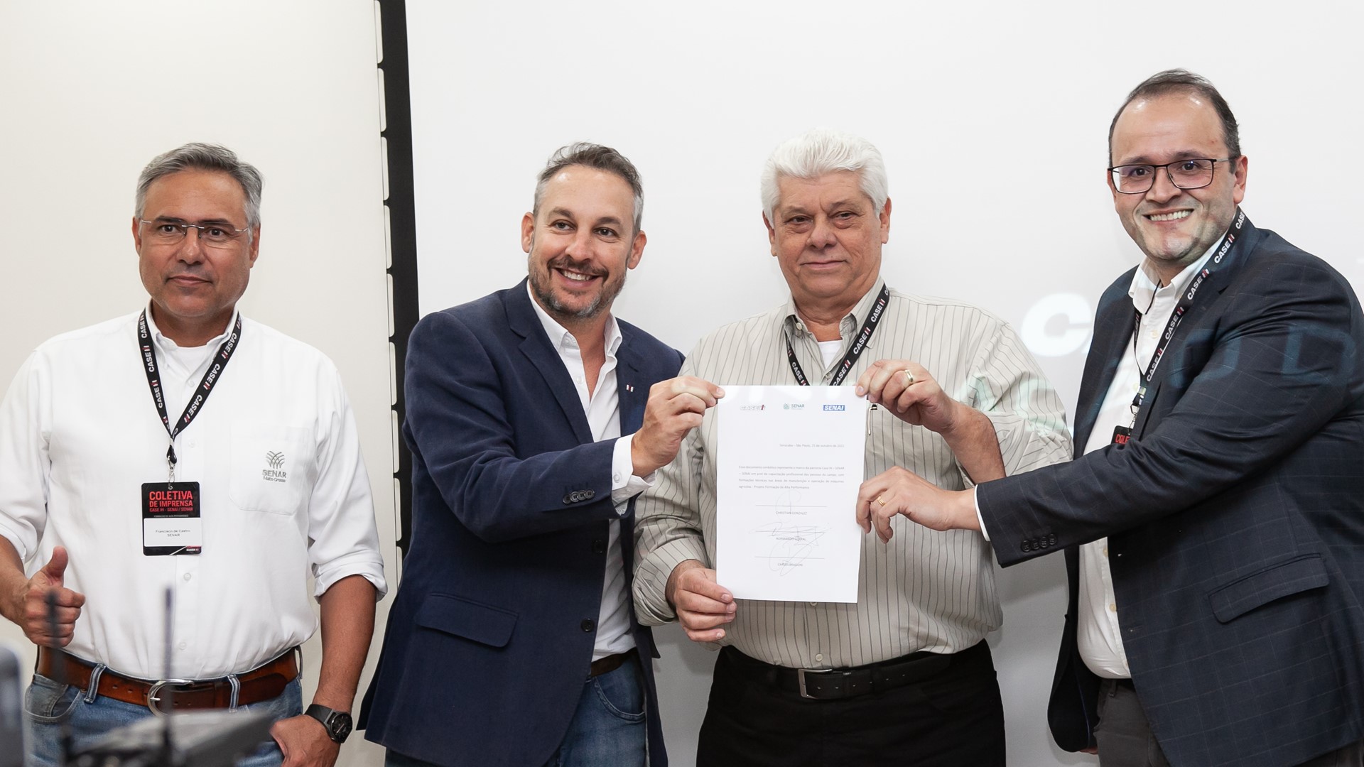 Durante a coletiva de imprensa, representantes das três marcas assinaram o contrato de parceria
