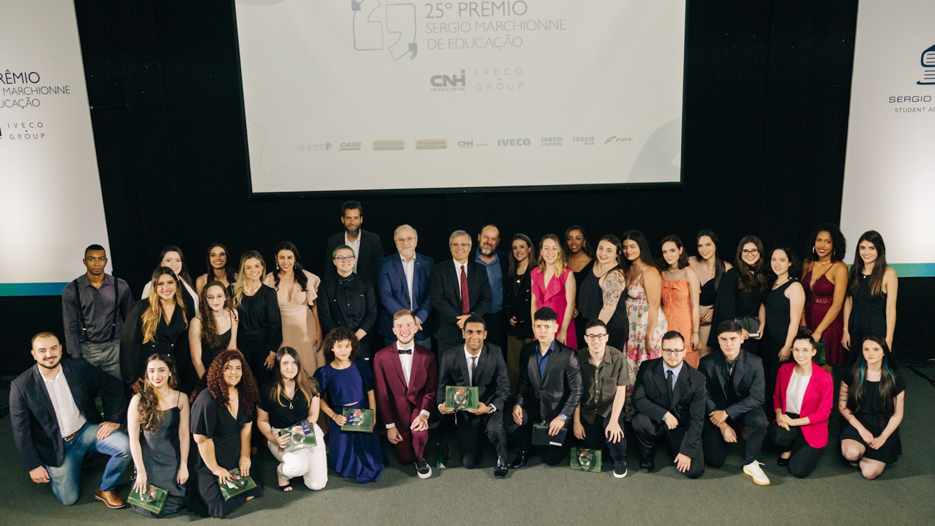 Estudantes do ensino médio e superior premiados pela CNH Industrial