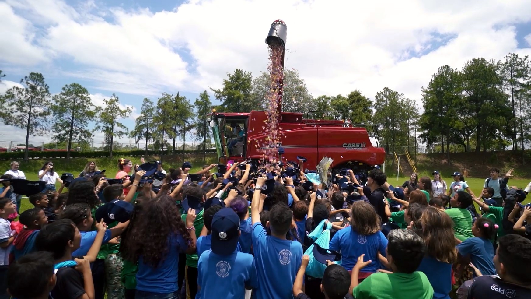 Crianças recebem doces da colheitadeira da CNH Industrial na planta de Sorocaba (SP)