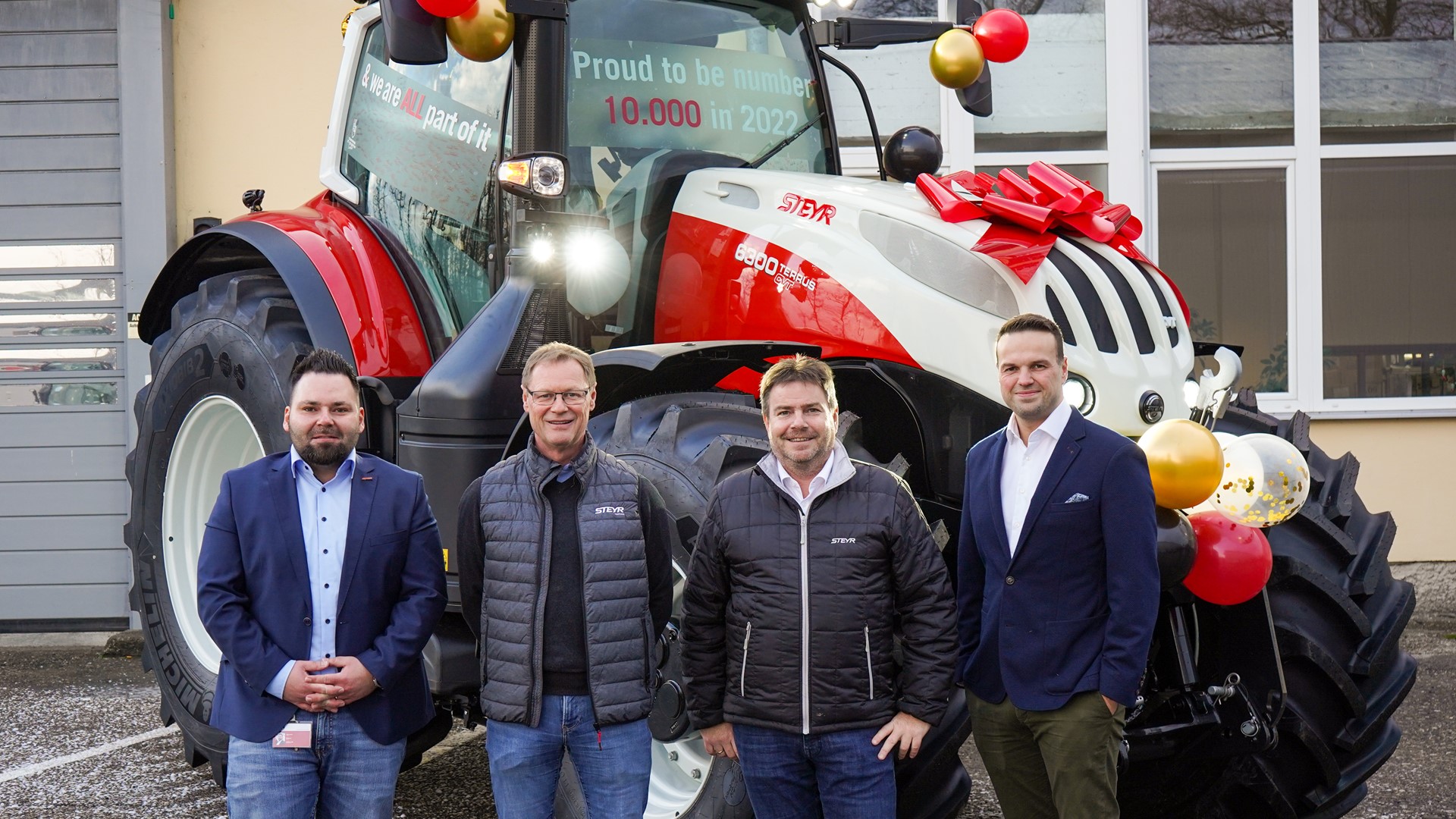 STEYR_10000th tractor in 2022_fltr_Robert Rysanek_Christian Huber_Hannes Woegerbauer_Gunnar Hauser