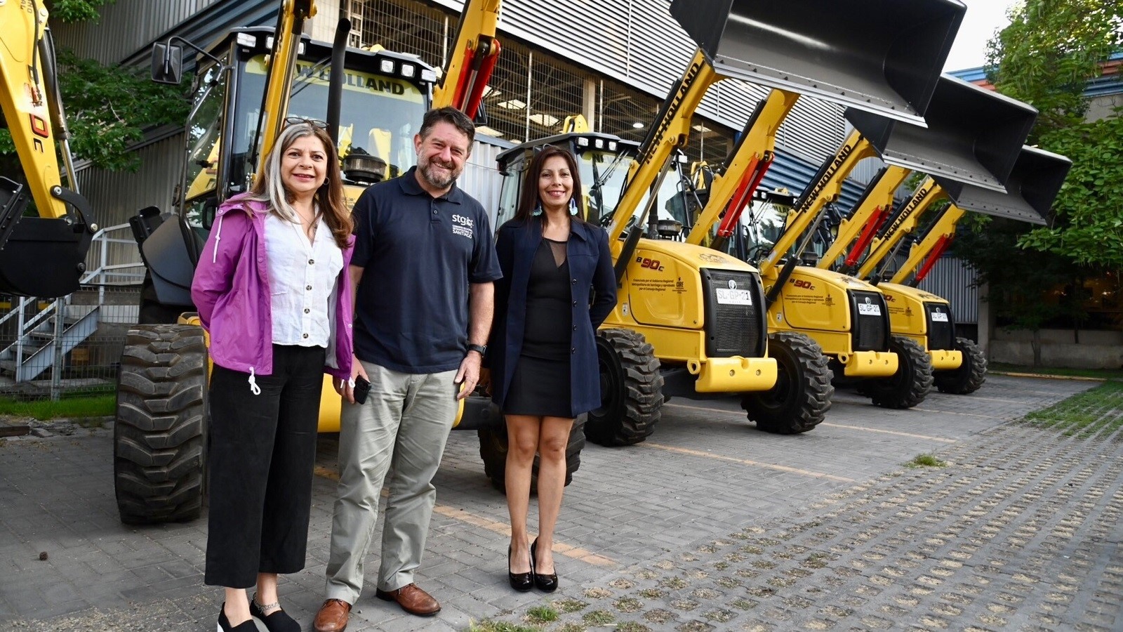 New Holland Construction entrega 32 retroexcavadoras para comunas de la región metropolitana