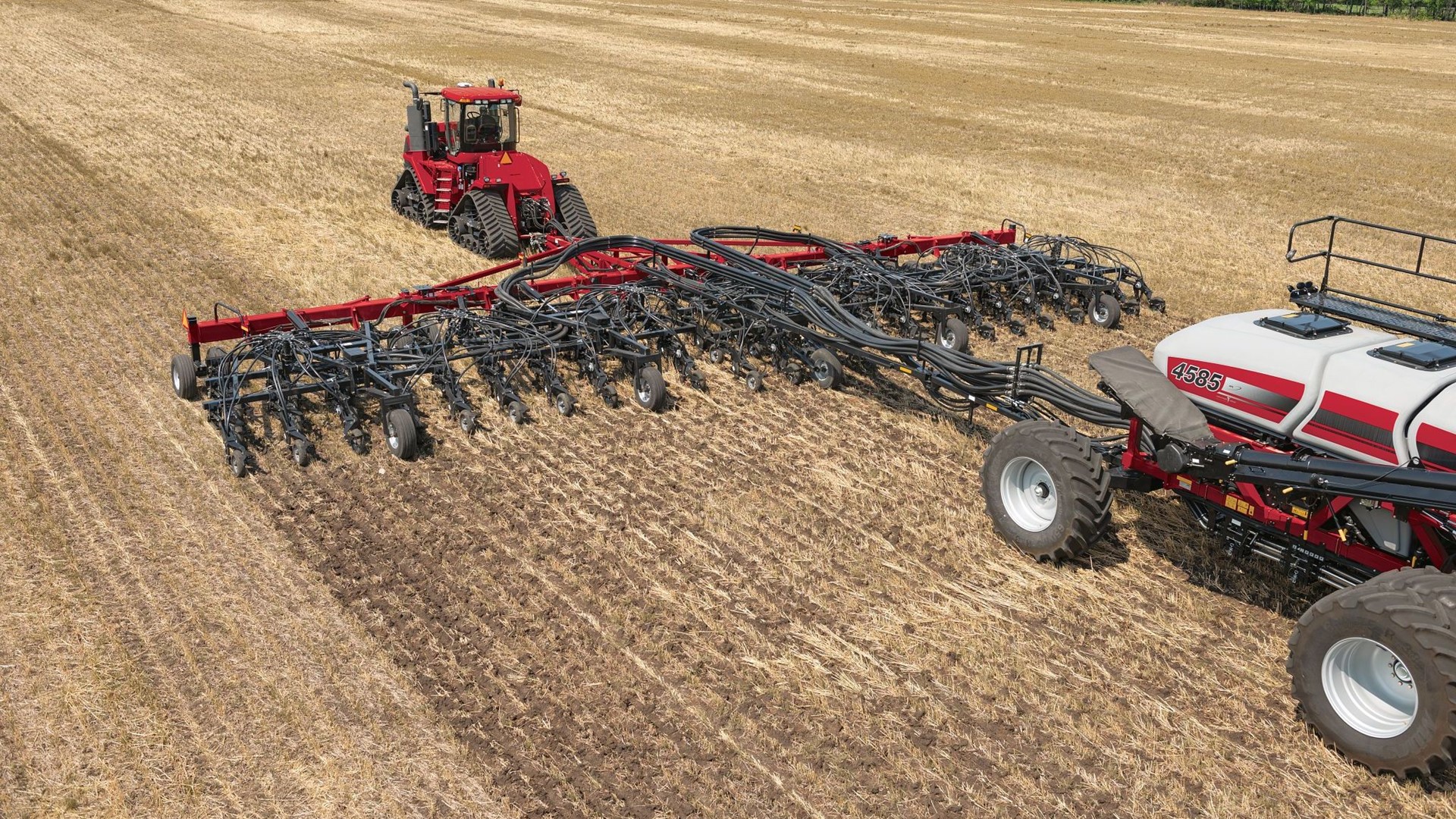 New Precision Air 5 Series air cart and Flex Hoe 900 air drill features help producers cover wides area efficiently.