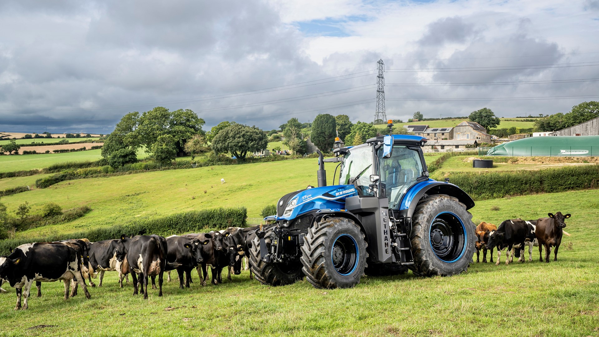 New Holland T7 Methane Power LNG Tractor with Bennamann system at Trenance Farm UK_638650