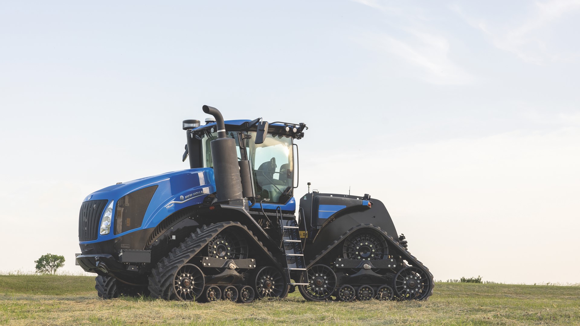 New Holland Reveals T9 SmartTrax with PLM Intelligence for Model Year 2025