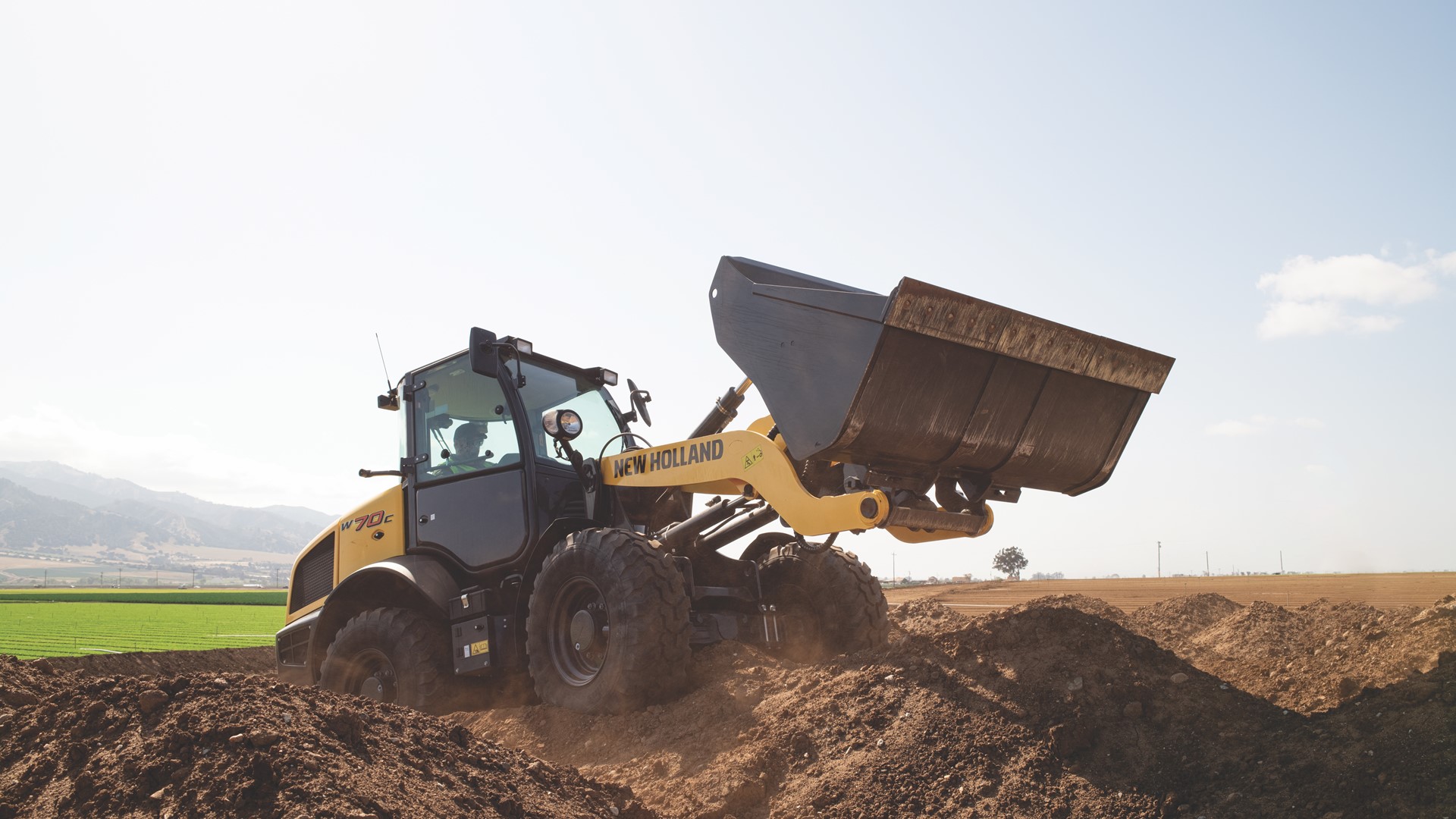 new-holland-construction-expands-compact-wheel-loader-lineup-with-three-new-models