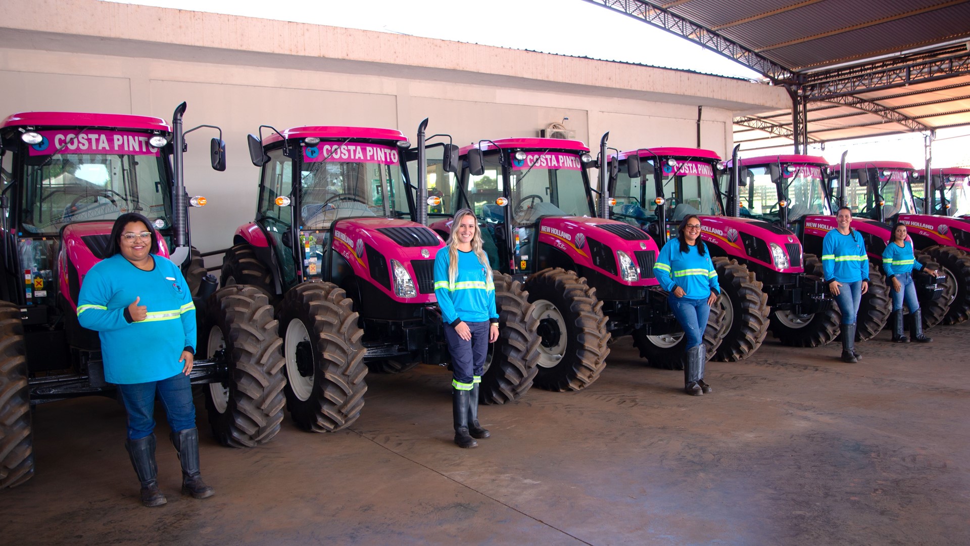 Ottoboni concession ria New Holland entrega 10 tratores rosa em homenagem a mulheres da silvicultura