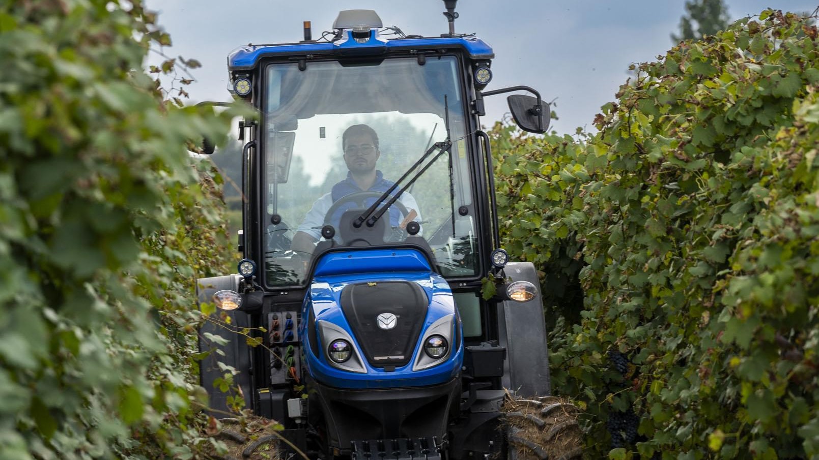 Sistema de orienta o avan ado da New Holland para tratores especiais ganha pr mio de inova o t cnica da EIMA