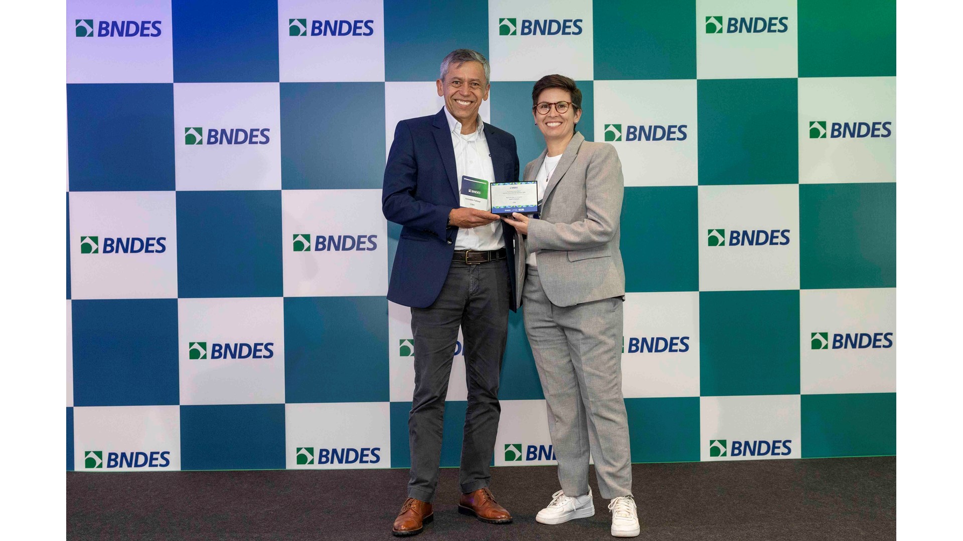 Banco CNH destaque no pr mio Reconhecimento BNDES por seu papel no apoio inova o