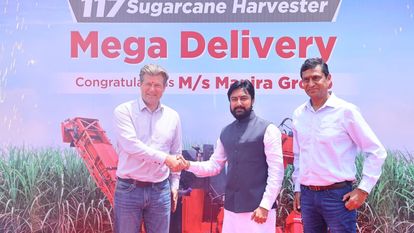 Mr. Gerrit Marx, CEO, CNH and Mr. Narinder Mittal, President & Managing Director, CNH India; handing over 117 sugarcane