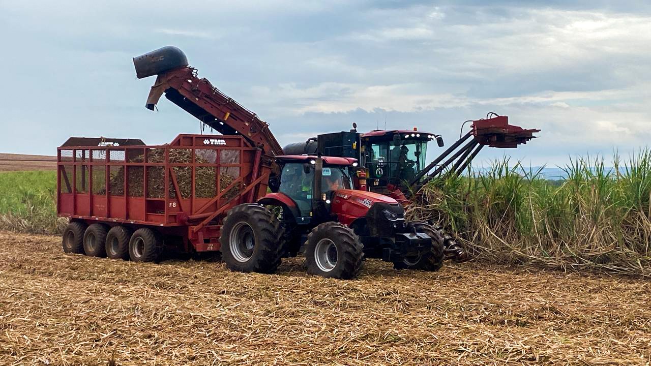 Case IH inicia testes de trator movido a etanol na S o Martinho