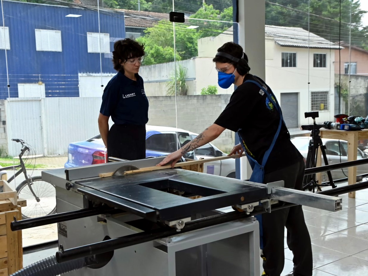 Jovens aprendem na pr tica o of cio da marcenaria