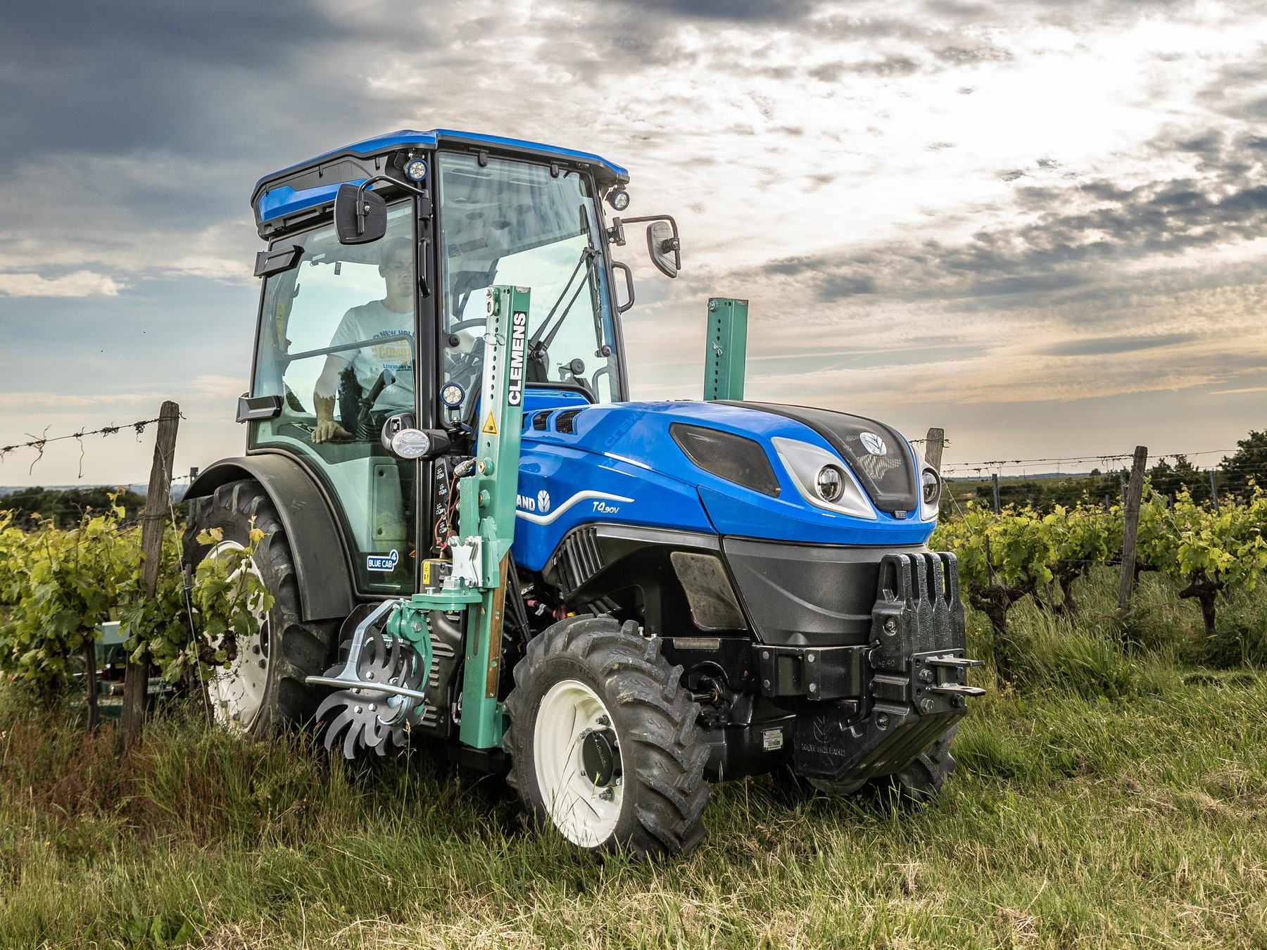 New Holland Comfort Ride on T4V