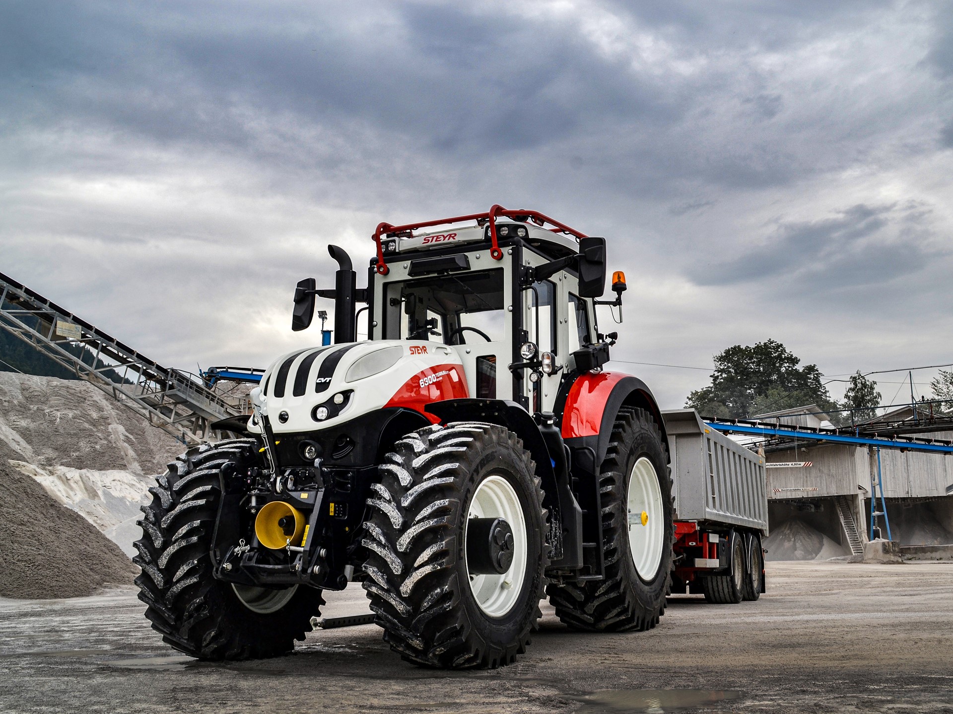 STEYR SHOWS TRACTORS MILITARY CAPABILITIES AT GERMAN FAIR