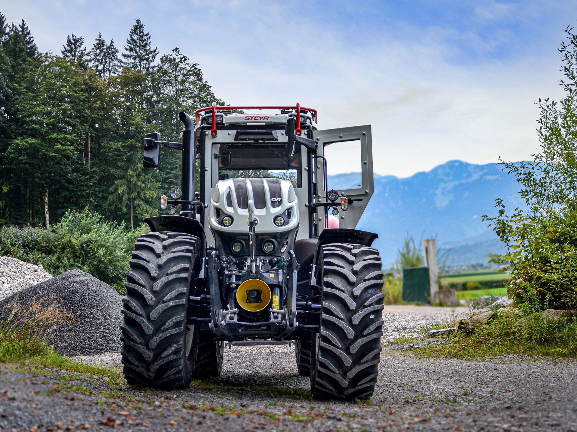 STEYR SHOWS TRACTORS MILITARY CAPABILITIES AT GERMAN FAIR