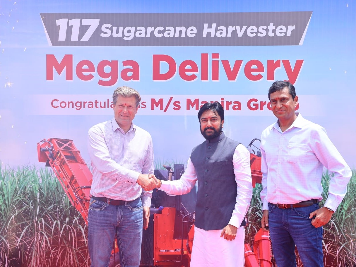Mr. Gerrit Marx, CEO, CNH and Mr. Narinder Mittal, President & Managing Director, CNH India; handing over 117 sugarcane