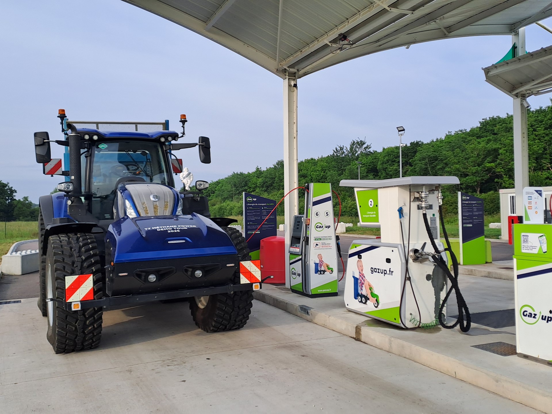T7 Methane Power tractor refueling