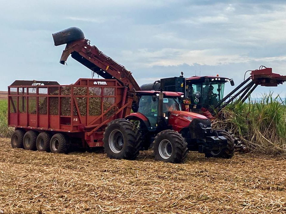 Case IH inicia testes de trator movido a etanol na S o Martinho