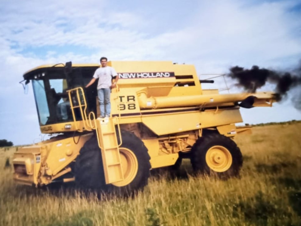 Con mas de 20 a os junto a New Holland la familia Vilas adquirio la cosechadora de doble rotor mas grande del mundo